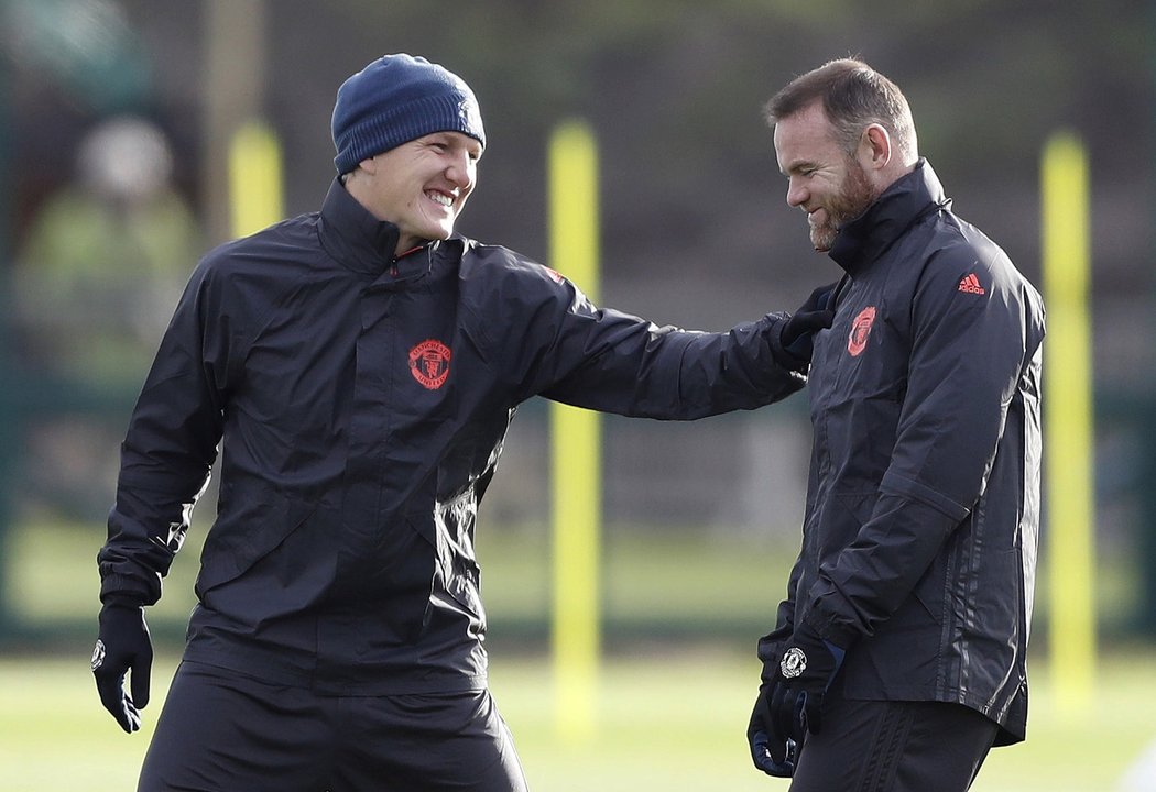 Bastian Schweinsteiger (vlevo) na tréninku Manchesteru United vtipkuje s Waynem Rooneym