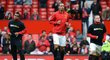 Rozcvička Manchesteru United před duelem se Stoke, na kterou si Rio Ferdinand (uprostřed) jako jwediný nevzal tričko propagující kampaň proti rasismu. Tím pořádně naštval manažera Alexe Fergusona
