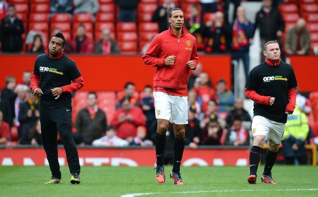 Rozcvička Manchesteru United před duelem se Stoke, na kterou si Rio Ferdinand (uprostřed) jako jwediný nevzal tričko propagující kampaň proti rasismu. Tím pořádně naštval manažera Alexe Fergusona