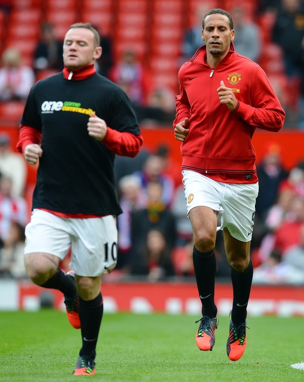 Ferdinand s Rooneym na předzápasové rozcvičce před duelem se Stoke