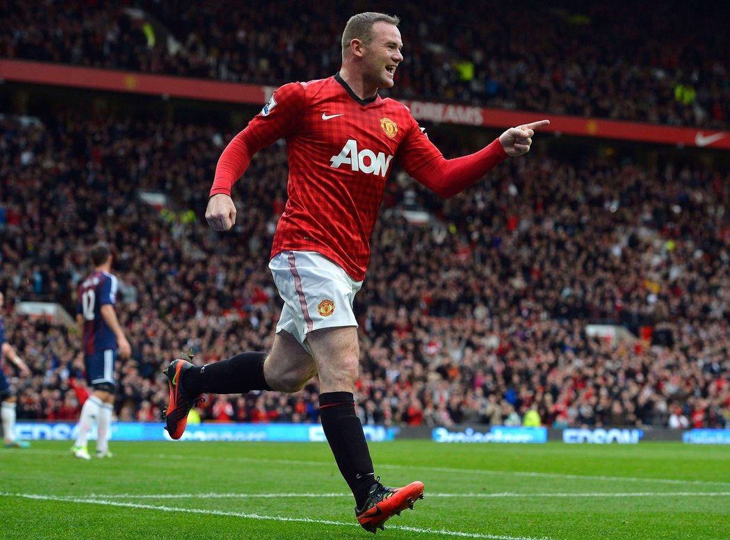 Je tam! Rooney slaví gól do sítě Stoke, Manchester United zvítězil 4:2. V úterý pak &#34;rudí ďáblové&#34; vyhráli i nad Bragou v Lize mistrů. Fotbalu však neměl Rooney dost, v noci pařil hru FIFA.