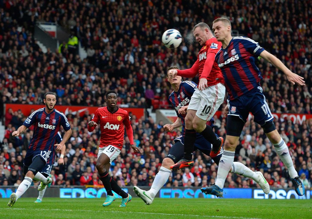Rooneyho gólová hlavička v utkání anglické ligy proti Stoke
