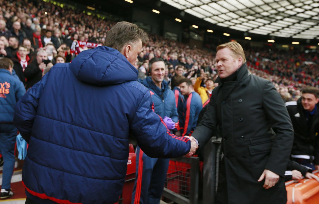 Manažer Manchesteru United Louis van Gaal se před zápasem proti Southamptonu zdraví se svým trenérským kolegou a krajanem Ronaldem Koemanem. Možná to bylo poslední utkání Van Gaala na lavičce United.