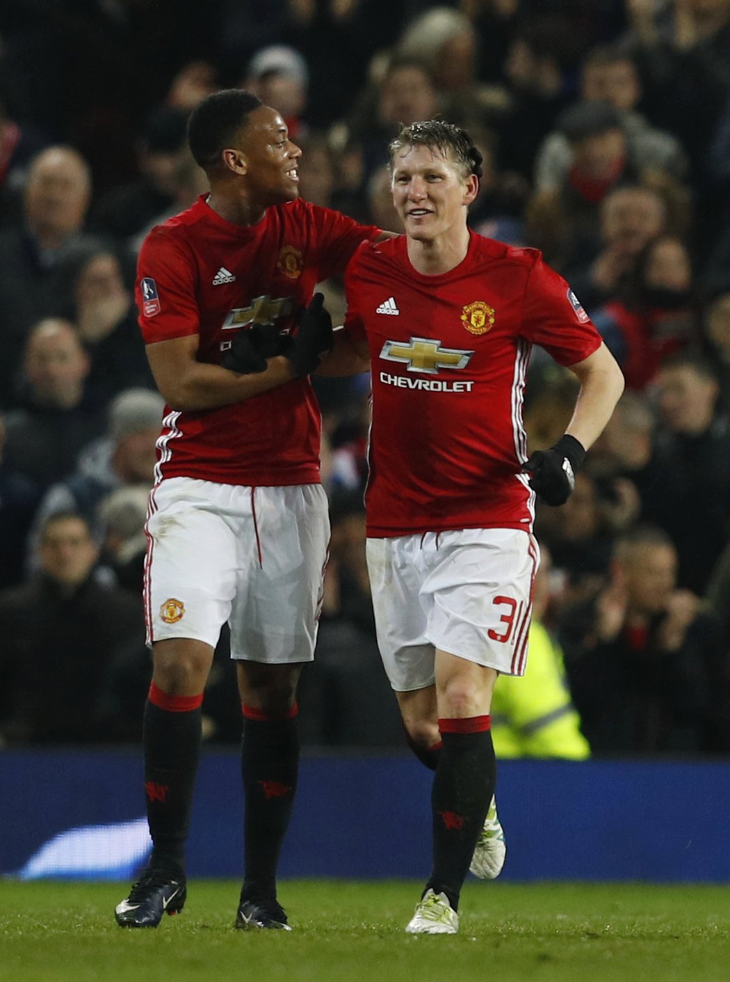 Anthony Martial a Bastian Schweinsteiger po brance United do sítě Wiganu