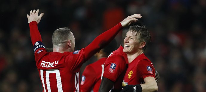 Wayne Rooney se s Bastianem Schweinsteigerem radují z branky do sítě Wiganu