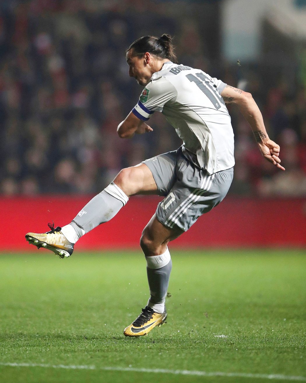 Zlatan Ibrahimovic střílí branku Manchesteru United proti Bristolu ve čtvrtfinále Ligového poháru