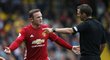 Kapitán Manchesteru Wayne Rooney si vyřizuje nesrovnalosti s hlavním sudím