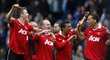 Fotbalisté Manchesteru United se radují z vítězství v Blackburnu a zisku titulu