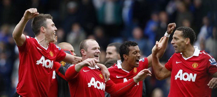 Fotbalisté Manchesteru United se radují z vítězství v Blackburnu a zisku titulu