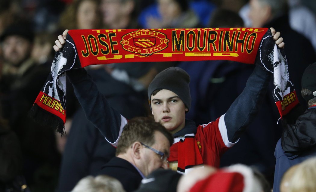 Fanoušci na Old Trafford mají jasno, Manchester United by měl vyměnit trenéra. Na lavičku by měl přijít José Mourinho.