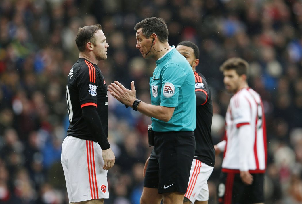 Útočník Manchesteru United Wayne Rooney diskutuje s rozhodčím. &#34;Rudí ďáblové&#34; prohráli v Sunderlandu 1:2.