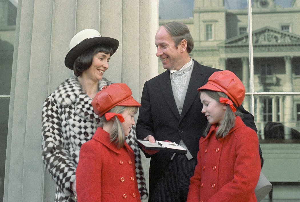 Bobby Charlton s manželkou v Buckinghamském paláci