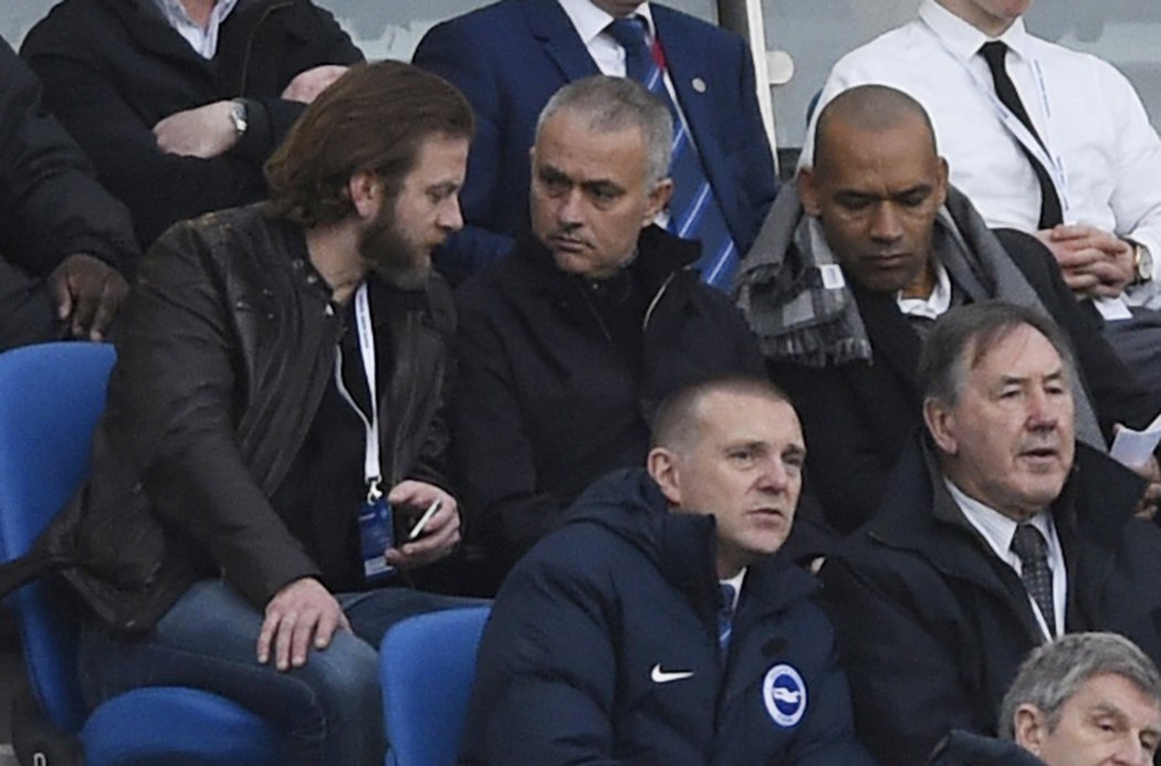 Manažer José Mourinho nemohl na fotbale chybět. Po předčasném konci v Chelsea zamířil na šlágr druhé ligy mezi Brightonem a Middlesbrough.