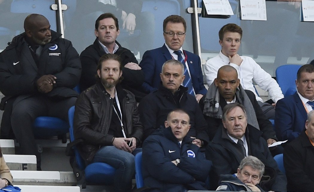 Manažer José Mourinho nemohl na fotbale chybět. Po předčasném konci v Chelsea zamířil na šlágr druhé ligy mezi Brightonem a Middlesbrough. Štěstí domácím nepřinesl, poprvé v sezoně prohráli - 0:3.