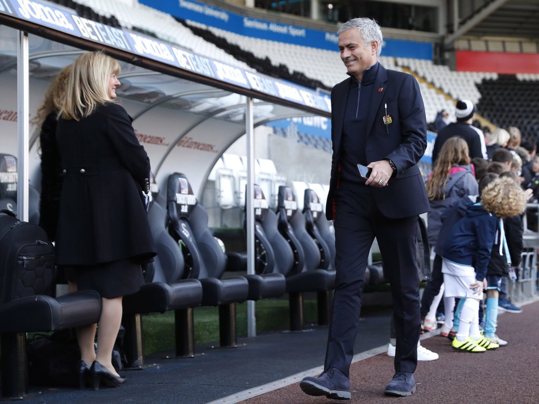 Trenér Manchesteru United José Mourinho při příchodu na trávník Swansea