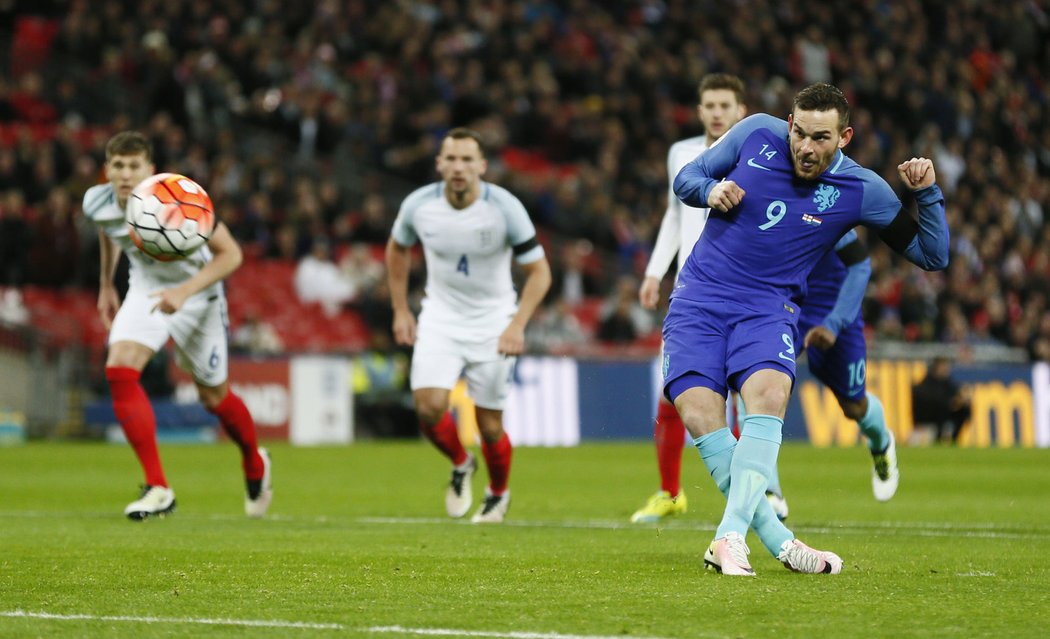 Vincent Janssen proměnil pokutový kop a vyrovnal