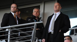 Kouč Newcastle udeřil hráče Hullu hlavou, zaplatí pokutu tři miliony