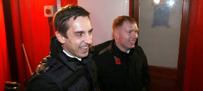 Legendy Manchesteru United Gary Neville (vlevo) a Paul Scholes