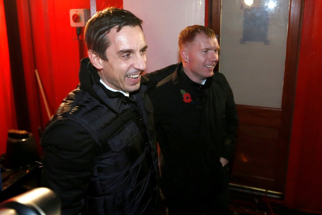 Anglické legendy Gary Neville (vlevo) a Paul Scholes