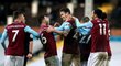 Radost fotbalistů Burnley z branky v utkání proti Fulhamu