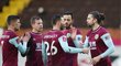 Radost fotbalistů Burnley z branky v utkání proti Fulhamu