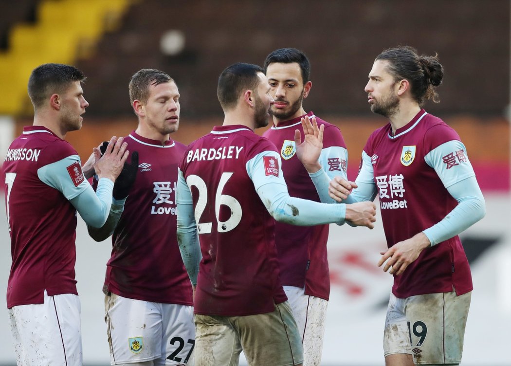 Radost fotbalistů Burnley z branky v utkání proti Fulhamu