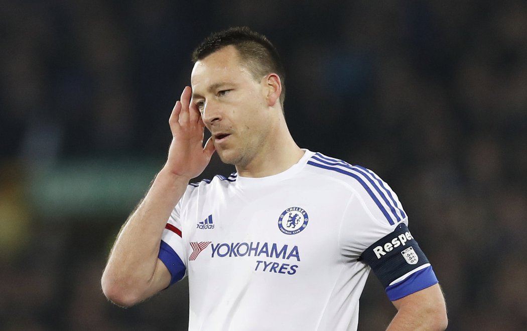 Obránce Chelsea John Terry neskrývá zklamání po pohárovém konci londýnského celku.