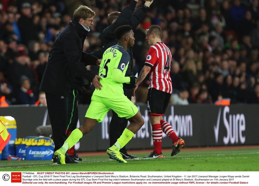 Daniel Sturridge vběhl s papírem na hřiště a ukázal ho svým spoluhráčům