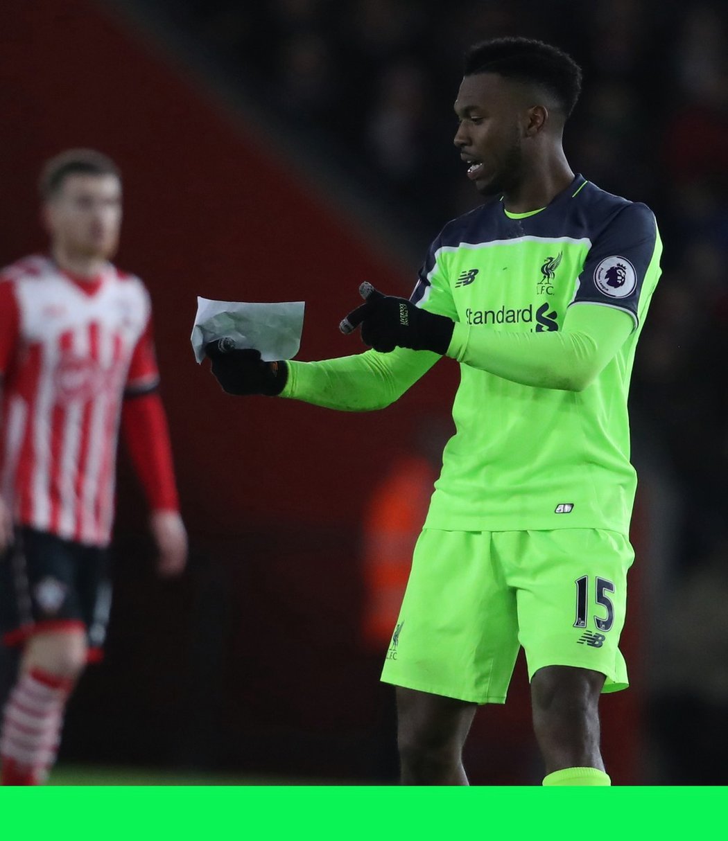 Anglický útočník Daniel Sturridge si prohlíží papíry s pokyny od Jürgena Kloppa