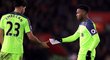 Daniel Sturridge ukázal papír Adamu Lallanovi a poté i Emre Canovi