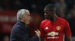 Kouč Manchesteru United José Mourinho něco vysvětluje Paulu Pogbovi v pohárovém derby se City