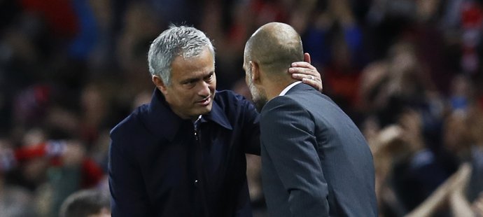 Pep Guardiola gratuluje José Mourinhovi po pohárovém derby United vs. City