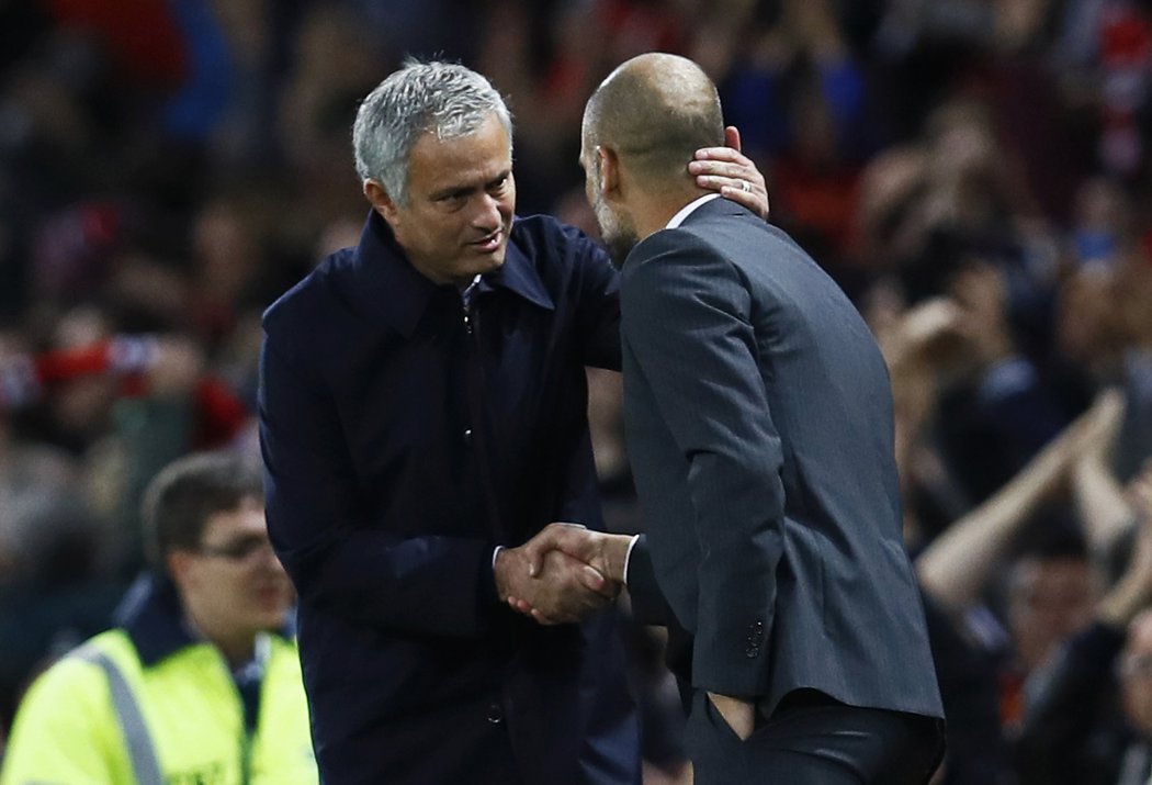 Pep Guardiola gratuluje José Mourinhovi po pohárovém derby United vs. City