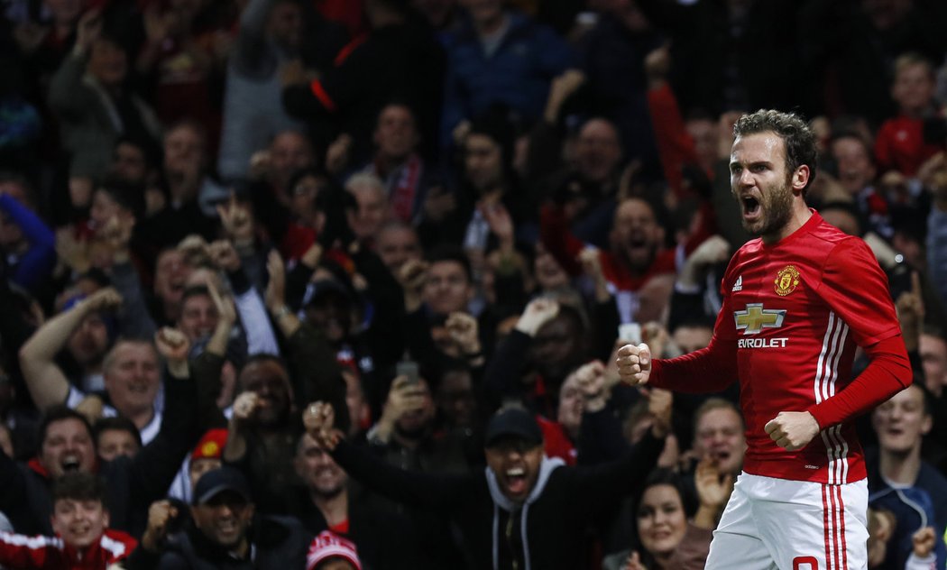 Juan Mata se raduje z gólu United v derby se City