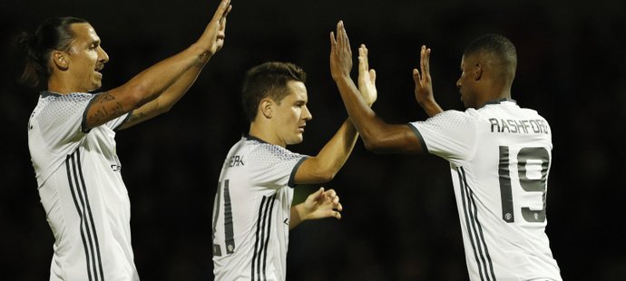 Marcus Rashford (vpravo) slaví gól United se Zlatanem Ibrahimovicem a Anderem Herrerou