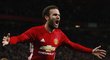 Juan Mata se raduje ze své trefy v pohárovém derby proti Manchesteru City