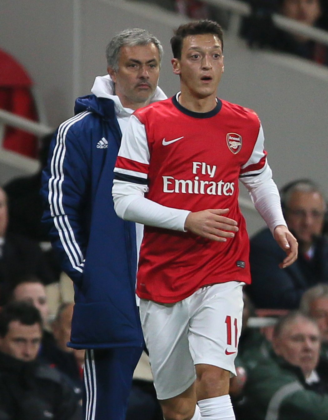 José Mourinho a Mesut Özil během pohárového utkání Chelsea s Arsenalem