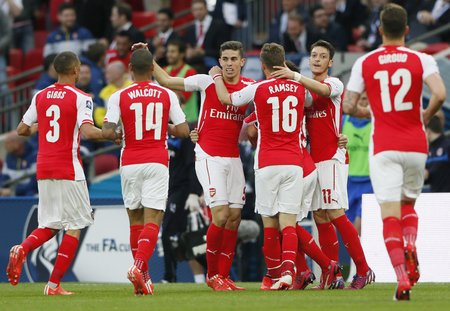 Radost Arsenalu po postupu do finále Anglického poháru. Tomáš Rosický u výhry 2:1 po prodloužení nad Readingem chyběl.