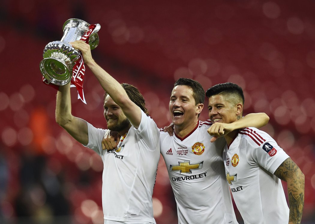 Daley Blind, Ander Herrera a Marcos Rojo po výhře Manchesteru United v FA Cupu