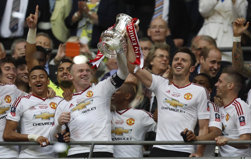 Je to tam! Fotbalisté Manchesteru United si vychutnávají oslavy výhry v FA Cupu
