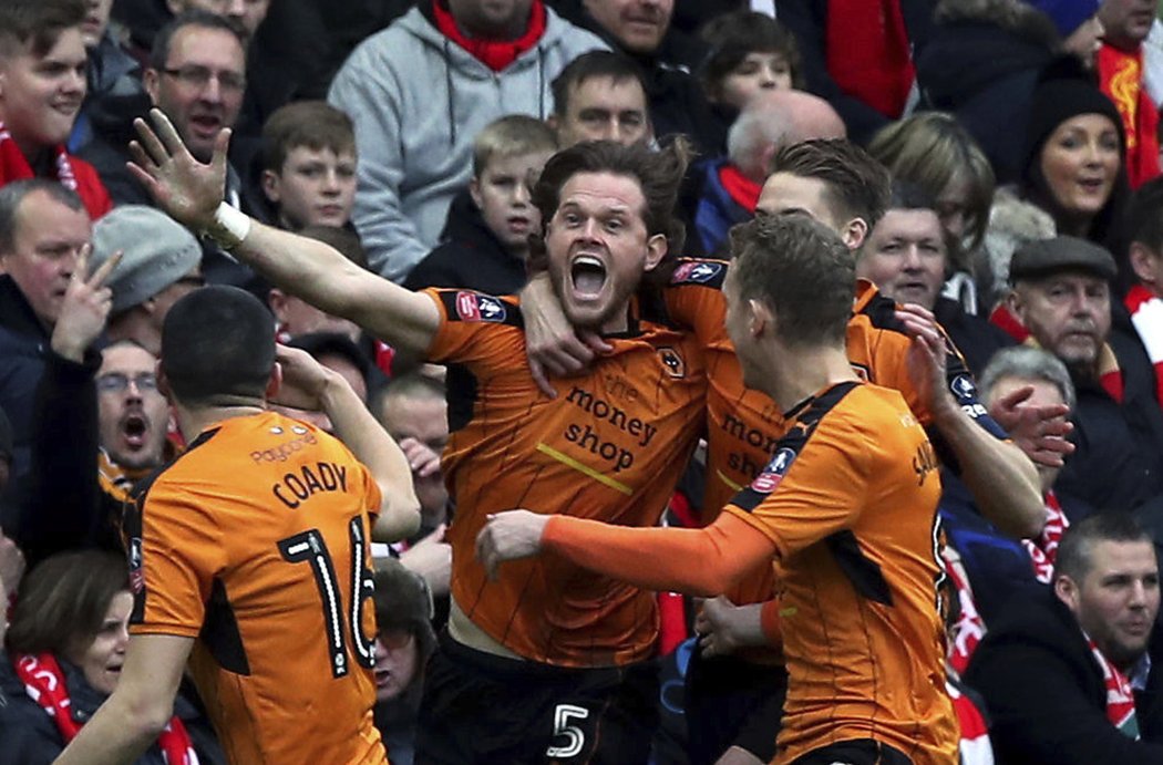 Fotbalisté Wolverhamptonu se radují z gólu Richarda Stearmana v zápase Anglického poháru s Liverpoolem
