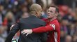 Kapitán Manchesteru United Wayne Rooney se sápe po trenérovi Citizens Pepu Guadiolovi během derby v Premier League