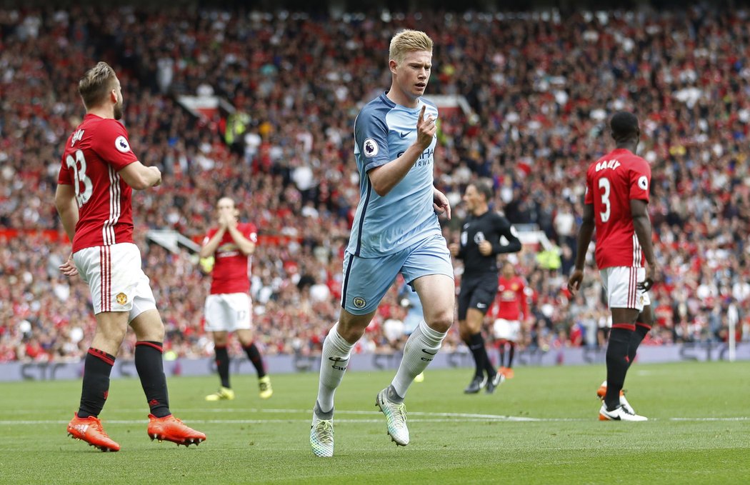 Kevin De Bruyne peláší po trávníku na Old Trafford, právě vstřelil gól do sítě Manchesteru United. Citizens vedou 1:0.