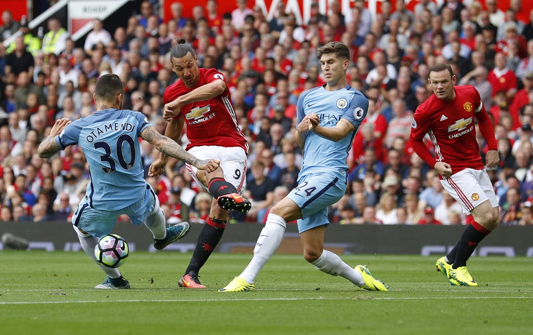 Zlatan Ibrahimovc z United pálí na branku Manchesteru City v derby hraném v rámci Premier League.