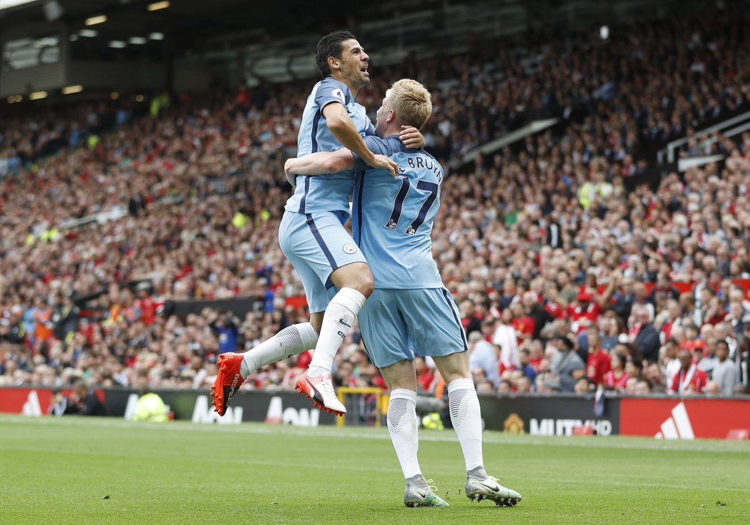 Kevin De Bruyne využil chyby obrany Manchesteru United a vstřelil první gól Citizens v utkání Premier League.