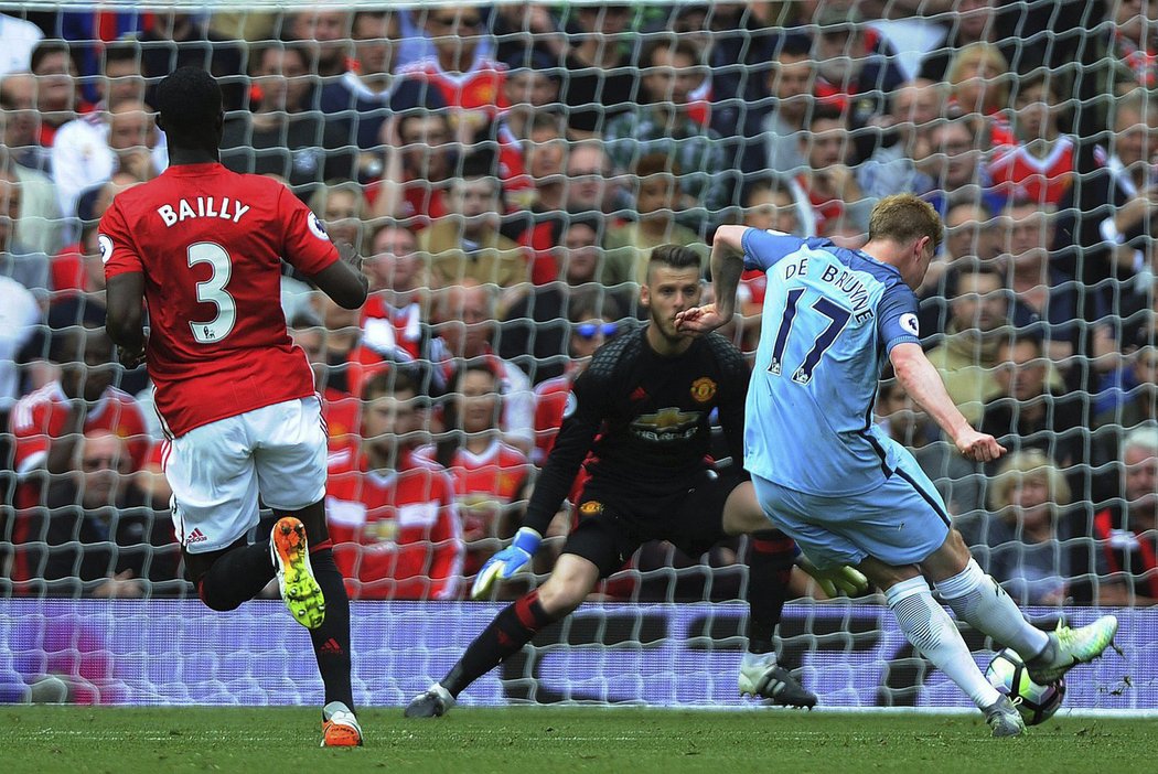 Kevin De Bruyne střílí gól v manchesterském derby. Citizens vedli na Old Trafford v tuto chvíli 1:0.