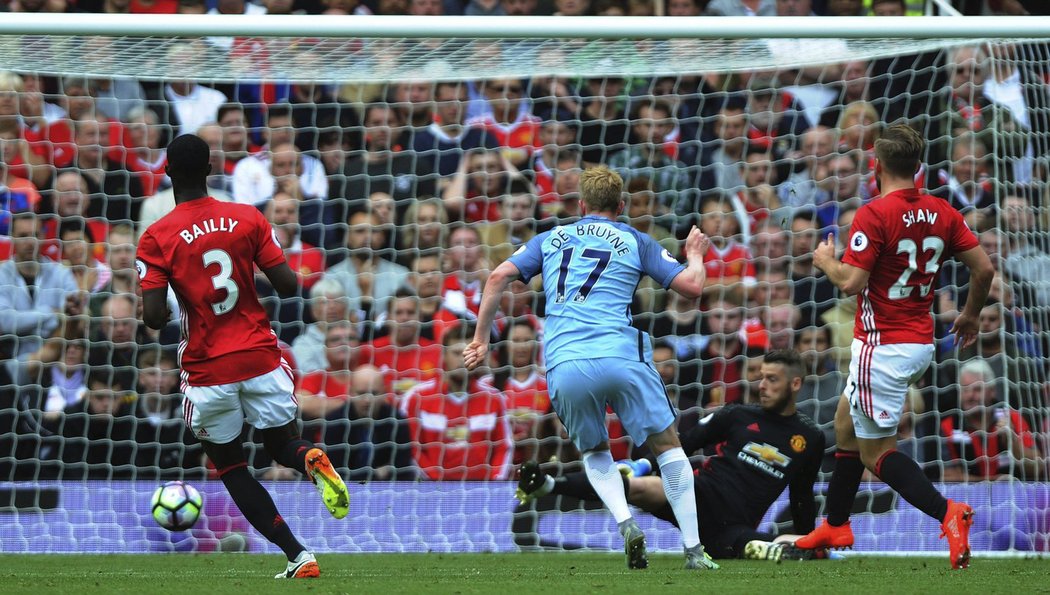 Kevin De Bruyne střílí gól v manchesterském derby. Citizens vedli na Old Trafford v tuto chvíli 1:0.