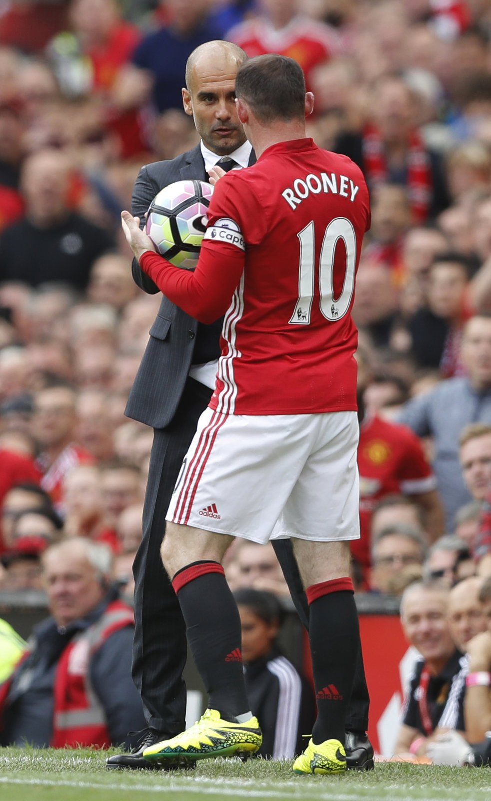 Kapitán Manchesteru United se snaží vzít míč z rukou manažera Manchesteru City Pepa Guardioly během derby. Incident neskončil žádnou divokou strkanicí, oba muži si nakonec přátelsky plácli rukou.