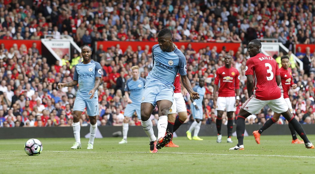 Kelechi Iheanacho střílí druhou branku Manchesteru City v derby na Old Trafford.