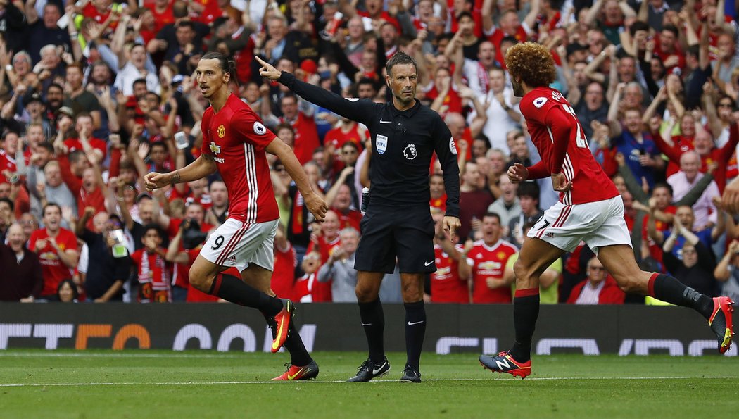 Zlatan Ibrahimovic slaví gól v manchesterském derby. United snířžili na 1:2.